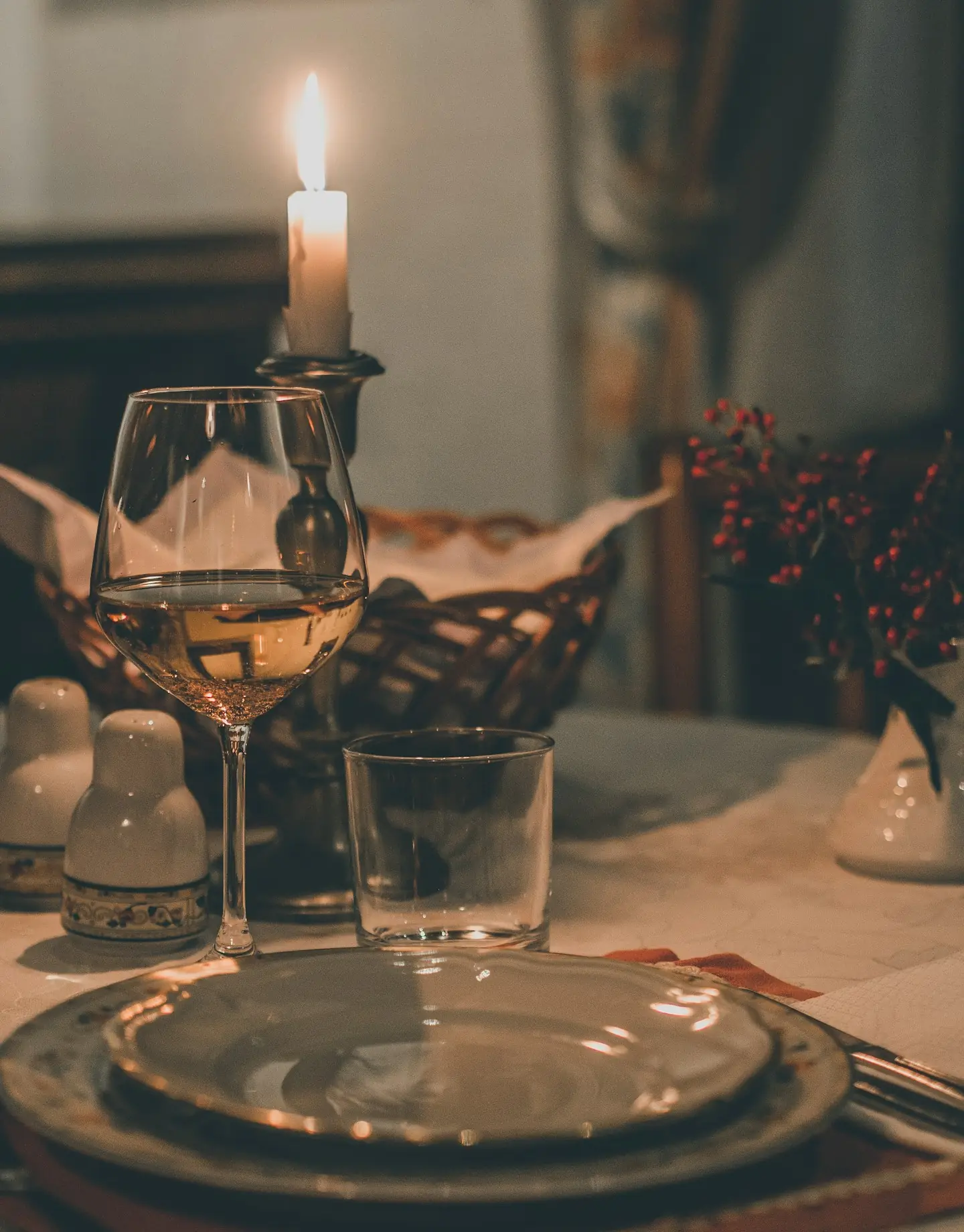 Gedekte tafel met brandende kaarsen in het schemerdonker van de bistro